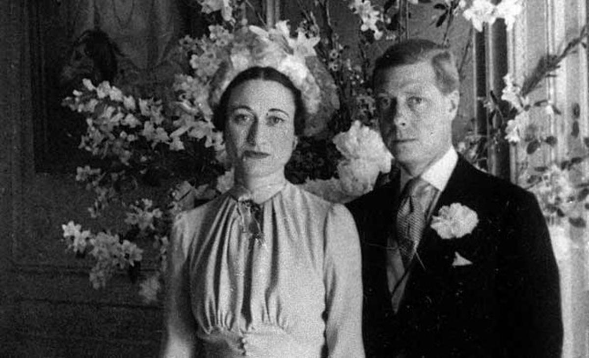Eduardo VIII y Wallis Simpson. Recién proclamado rey de Gran Bretaña, dinamitó todas las convenciones monárquicas pidiendo la mano de una norteamericana dos veces divorciada, Wallis Simpson. Puesto entre la corona y el amor, decidió abdicar en diciembre de 1936.