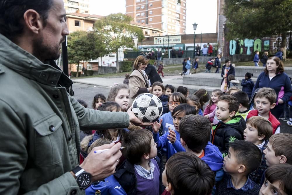 Visita de los jugadores del Real Oviedo, Toché y Héctor, al Colegio Buenavista I