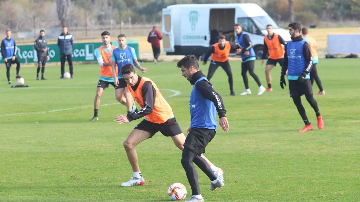 Willy Ledesma, ante Toni Arranz, durante el entrenamiento del martes, último del Córdoba CF antes de su duelo copero ante el Sevilla FC.