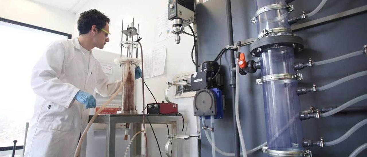 Un ingeniero, en el laboratorio de minería sostenible del centro de I+D de Arcelor.