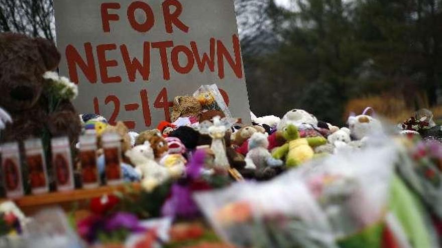 Objetos en recuerdo de las víctimas en un &#039;memorial&#039; cerca de Sandy Hook (izquierda) y Veronique Pozner, a su llegada al funeral por su hijo Noah en Fairfield. / reuters