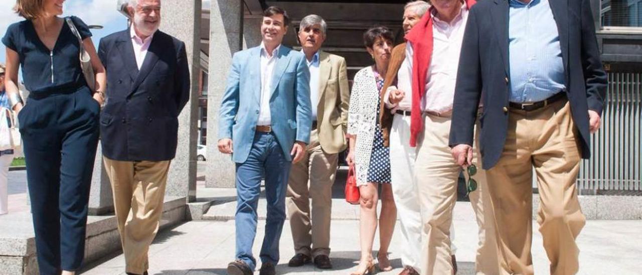 Por la izquierda, Laura García, Javier Sangro, José Laviña, Federico Torres Muro, Eva Martínez, Yago Pico de Coaña, Miguel Fuertes y Luis Arias, en la plaza de la Gesta de Oviedo.