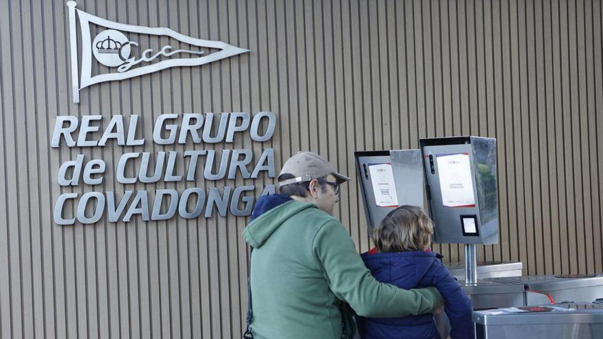 Dos socios del Grupo Covadonga, entrando en la sede de Las Mestas con el sistema de reconocimiento facial. | ÁNGEL GONZÁLEZ