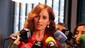 La ministra de Sanitat, Mónica García, atenent els mitjans de comunicació despré sde reunir-se amb la consellera de Salut, Olga Pané