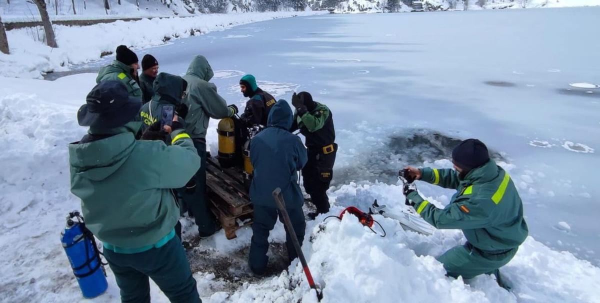 Buzos asturianos de la Guardia Civil se ponen a prueba en aguas casi heladas