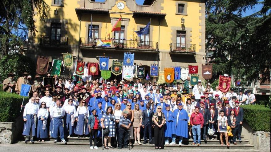 El campeón de escanciado Salvador Ondó se arranca a cantar una tonada tras ser nombrado cofrade  del Corderu a la estaca de Lena junto a la ganadera Lucía Velasco