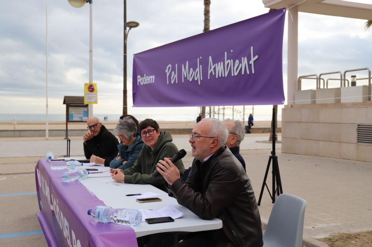 La candidata a la alcaldía de València Pilar Lima junto a otros cargos de Podem en la Playa de la Patacona.