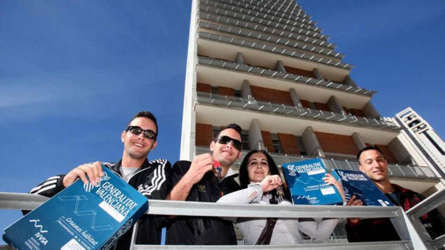 Los hermanos Alberto, Dani y Cristina posan delante del edificio donde se encuentran sus nuevas viviendas, junto a Rubén, otro de los jóvenes beneficiarios de las VPO de La Cala.