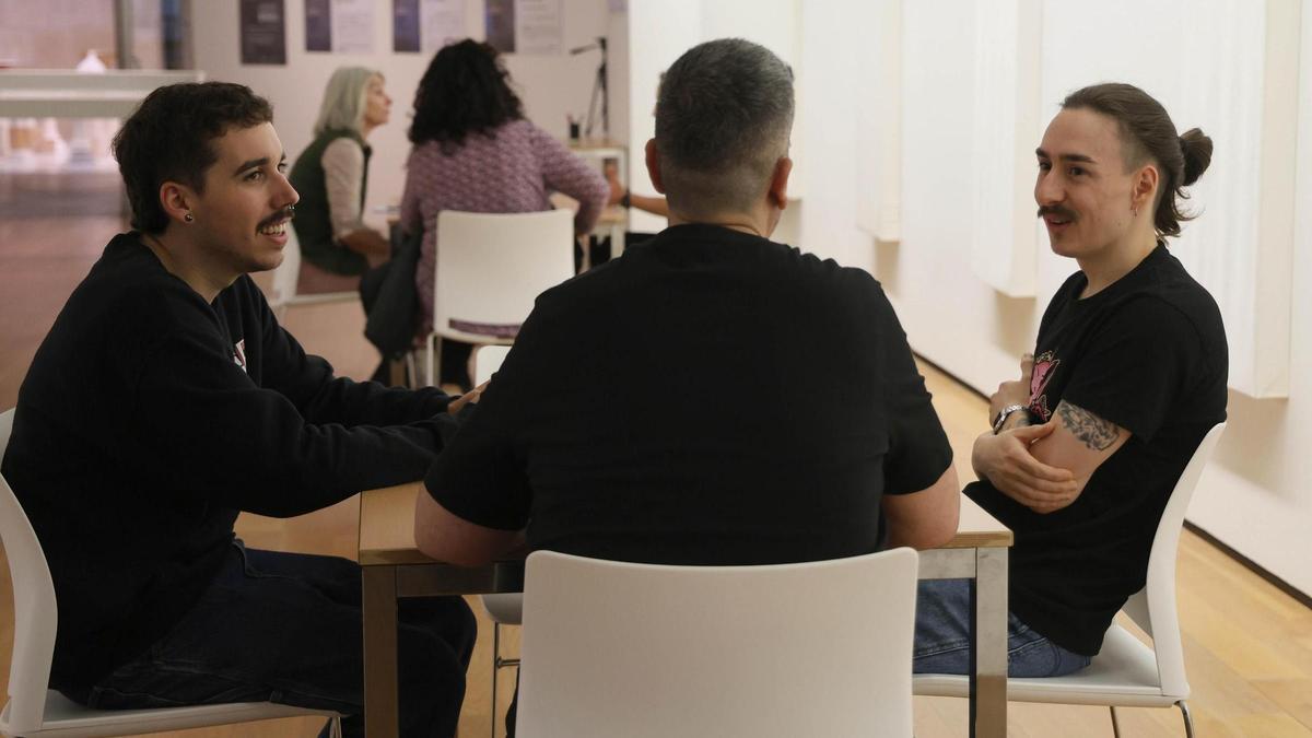 Un recluso en conversación con participantes en una edición de la Biblioteca Humana celebrada en el MARCO.