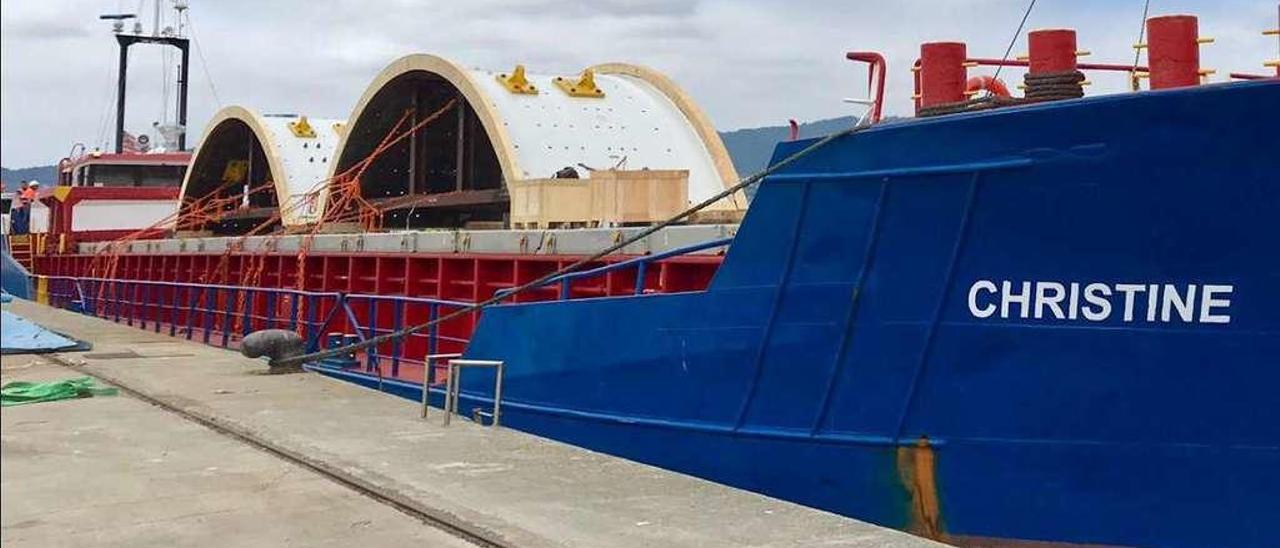 El &quot;Christine&quot;, con las dos piezas de Citic-Censa sobresaliendo en su cubierta, atracado ayer en el muelle de Comercio. // FdV