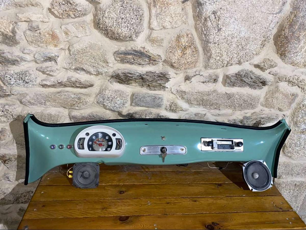 Salpicadero del 600 convertido en radio.