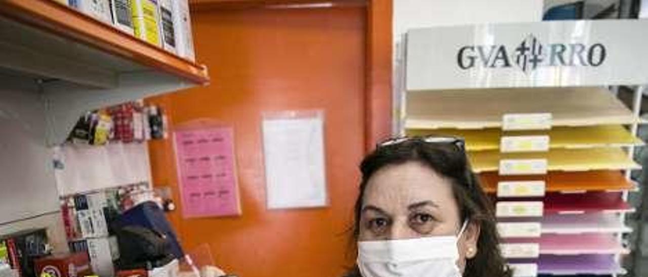 María Rodríguez, en el interior de su tienda.