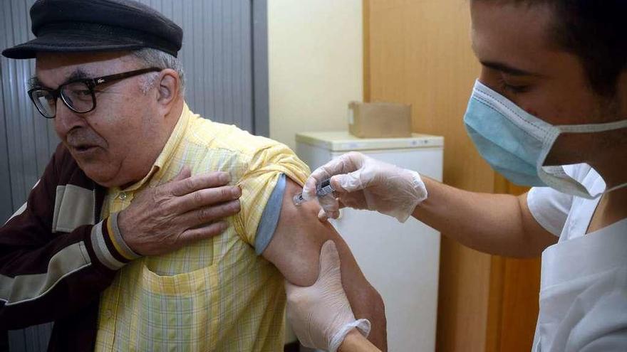 Un hombre vacunándose ayer contra la gripe en el ambulatorio Virgen Peregrina. // Rafa Vázquez