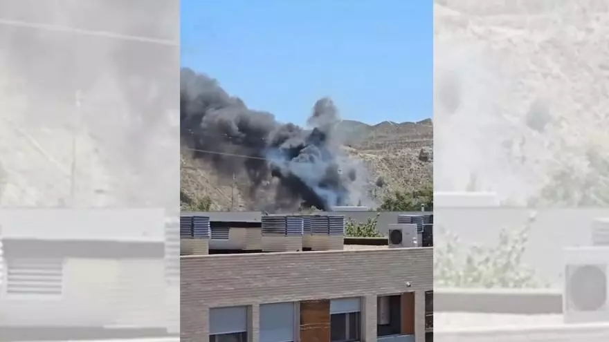 Un aparatoso incendio causa daños un almacén municipal de Cuarte