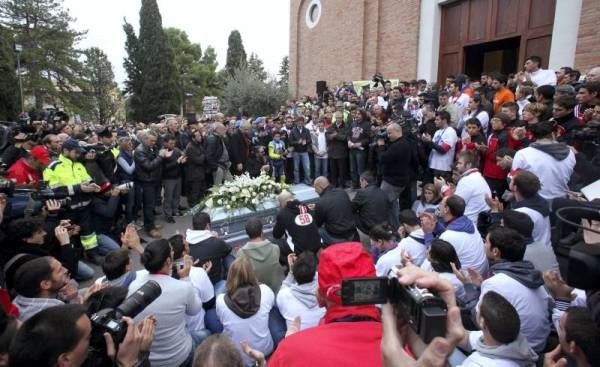 Miles de personas asisten al funeral de Marco Simoncelli