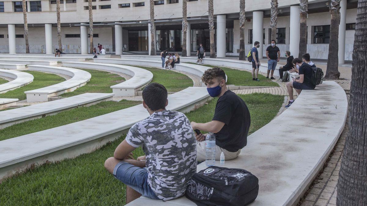 Estudiantes en el Aulario II de la UA