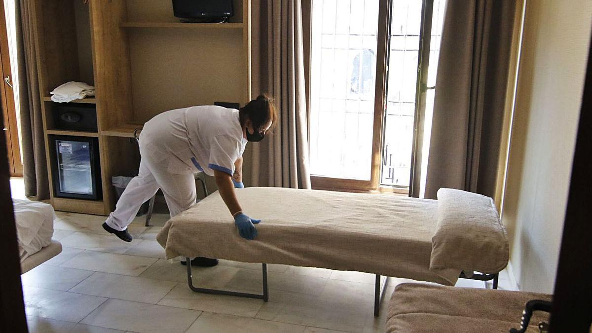 Una camarera de piso prepara una habitación en un hotel de Córdoba.