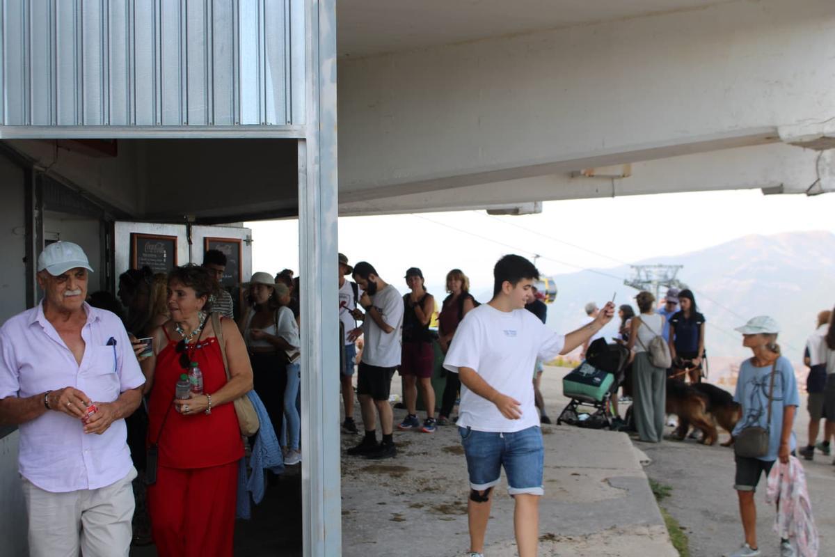 Así se vive el eclipse desde la estación de Pajares: cientos de personas ven sin problemas el esperado evento astronómico, "es increíble"