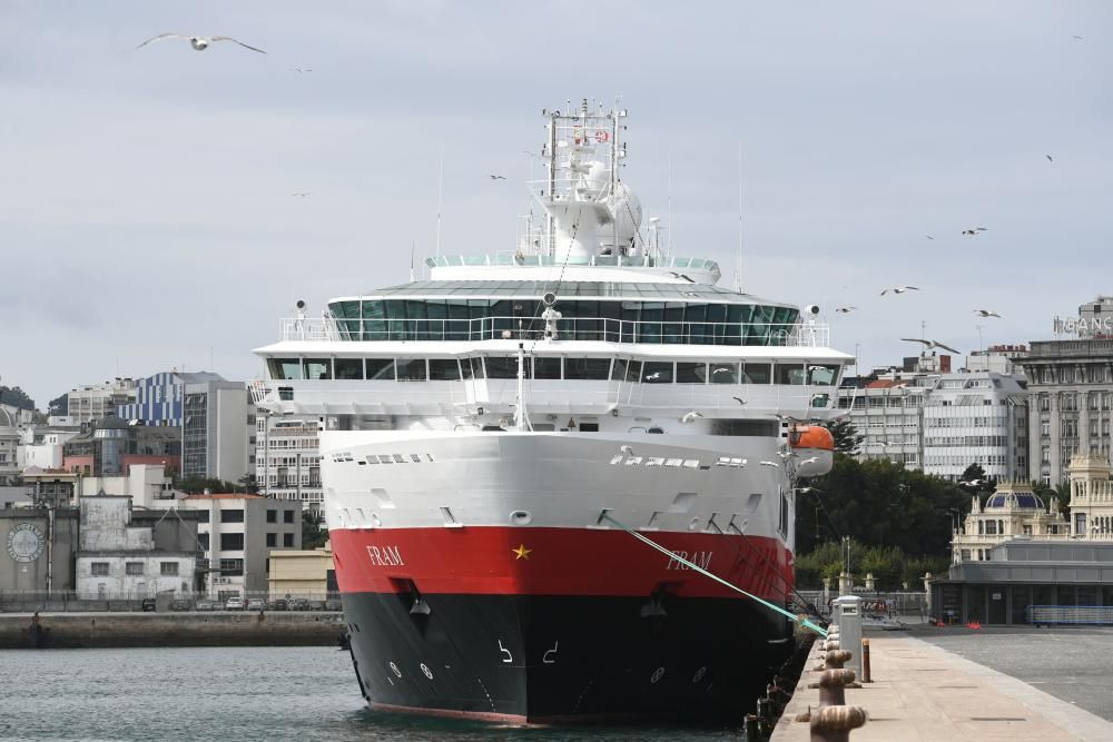 El barco de exploración MS Fram, buque insignia de la compañía noruega Hurtigruten, ha realizado una parada en A Coruña, el primer puerto de España en el que recala en su recorrido a la Antártida.