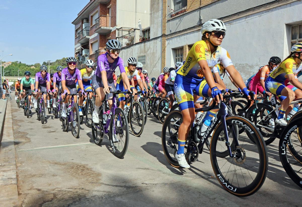 Així ha estat la sortida de la Volta Ciclista Femenina a Sant Vicenç de Castellet