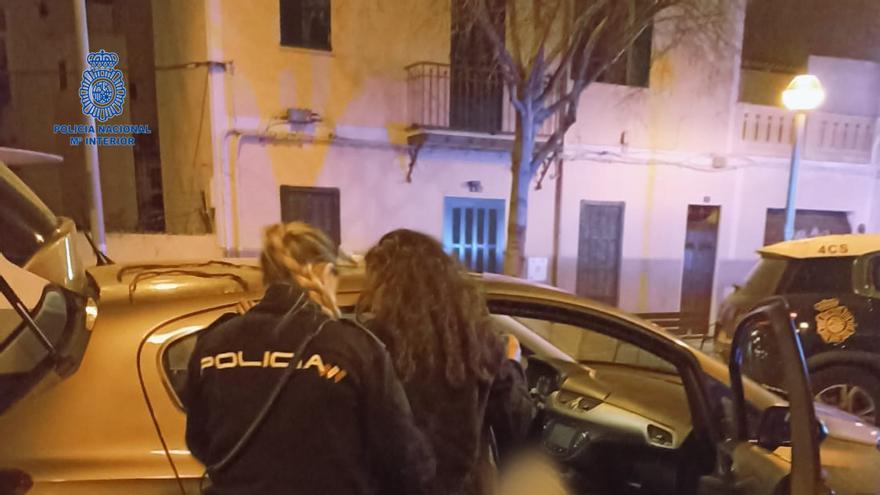 Una agente detiene a la conductora por violencia doméstica y delito contra la seguridad vial.