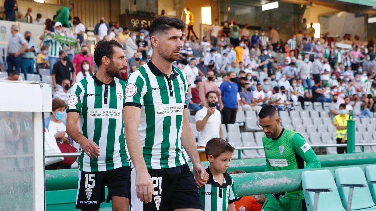 Javi Flores salta a El Arcángel en un encuentro del Córdoba CF, esta temporada.