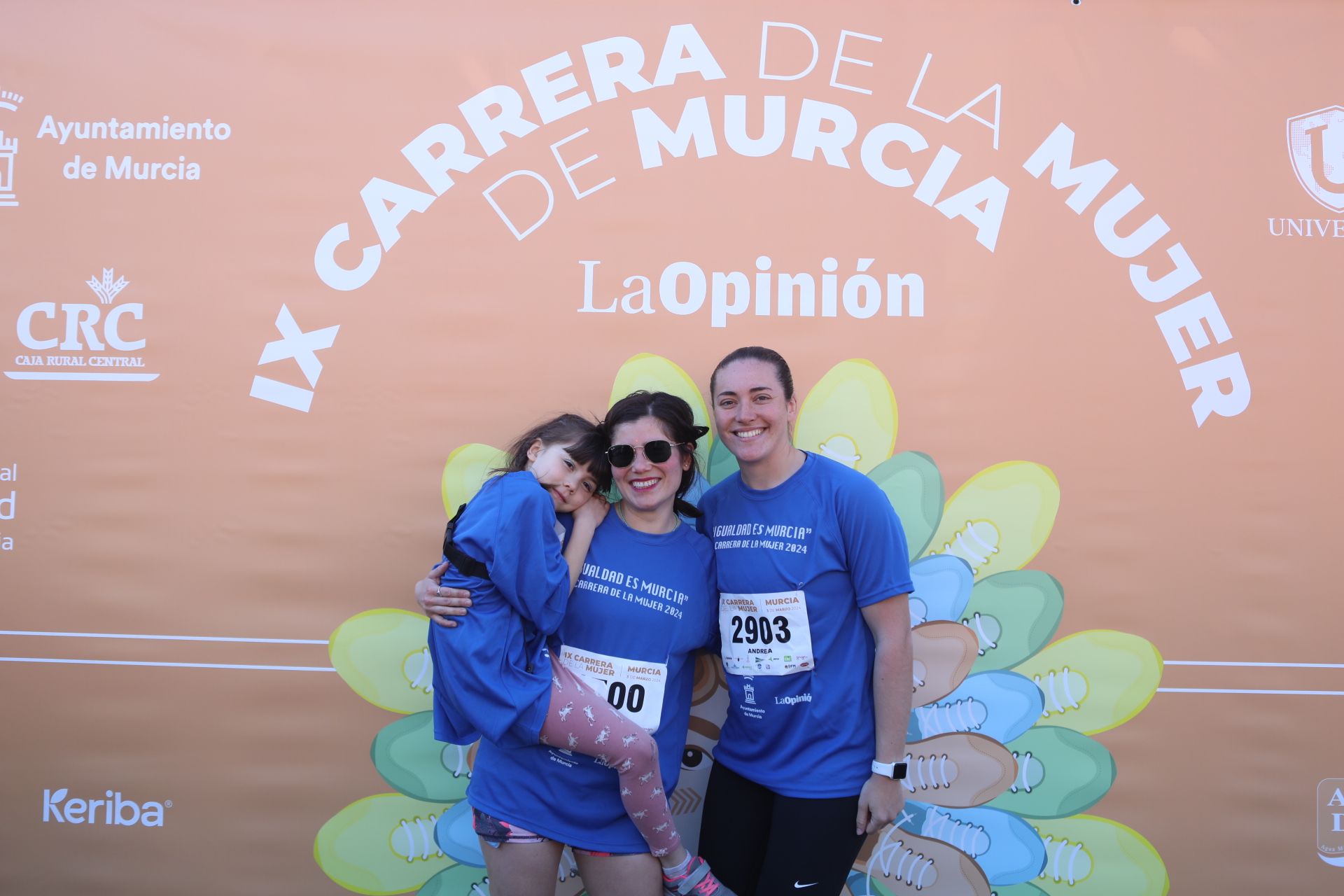 Las participantes posan en el photocall tras finalizar la Carrera de la mujer de Murcia