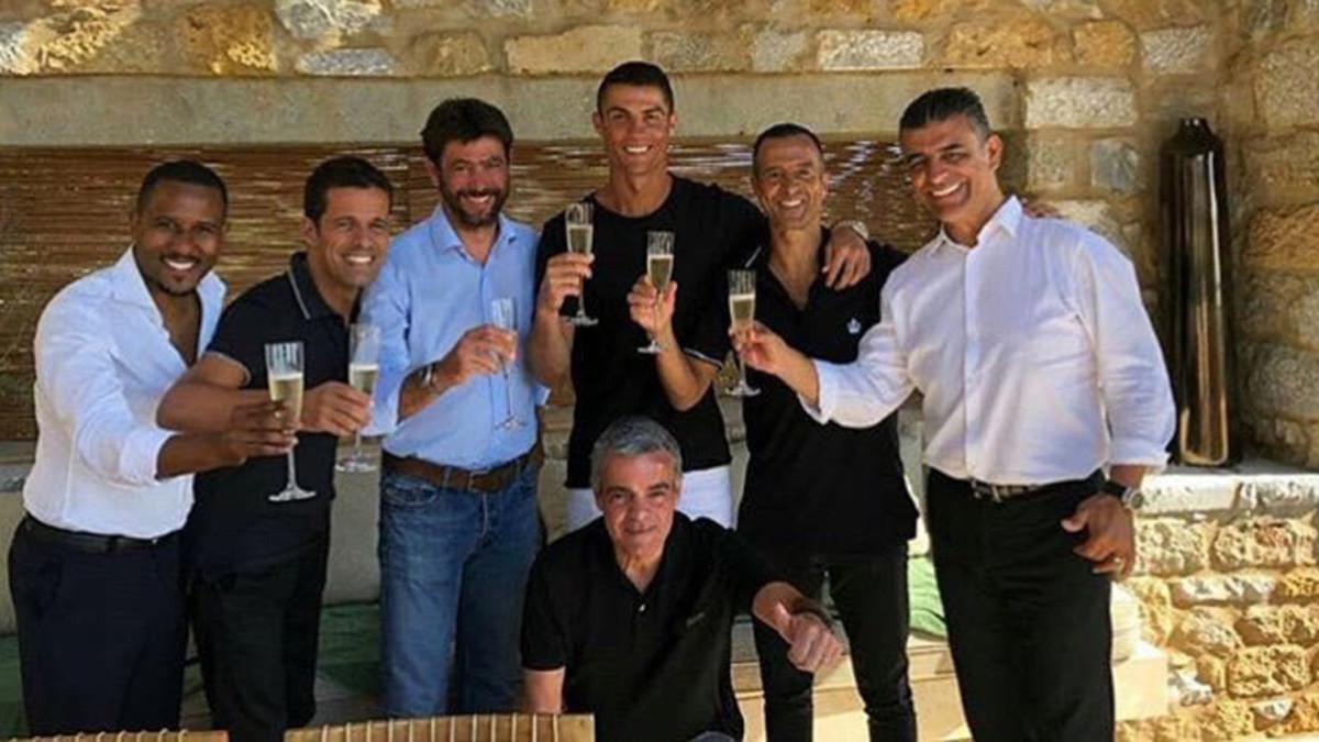 Cristiano, muy sonriente, brindó por su nuevo futuro en la Juve