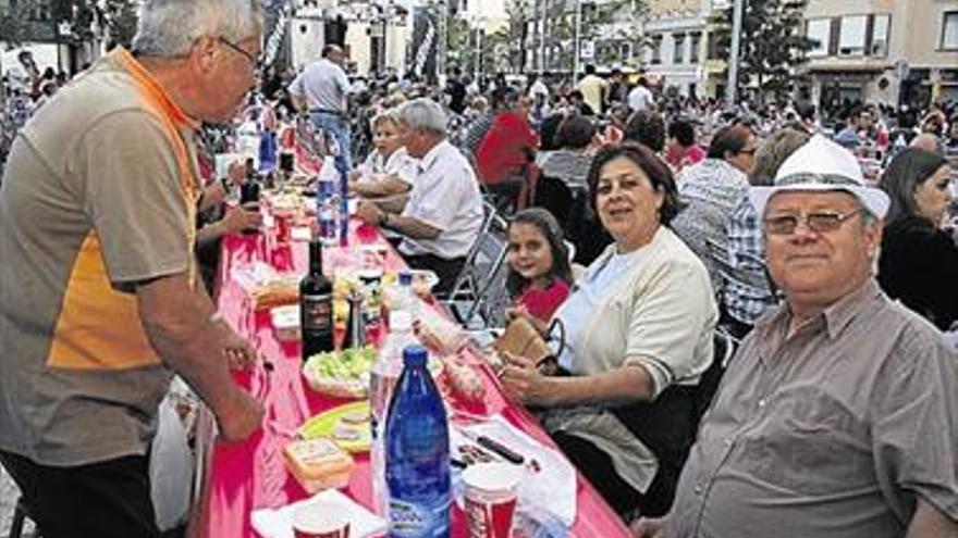 Más de 5.000 vecinos de Almassora se sientan en la mesa de Pere Cornell