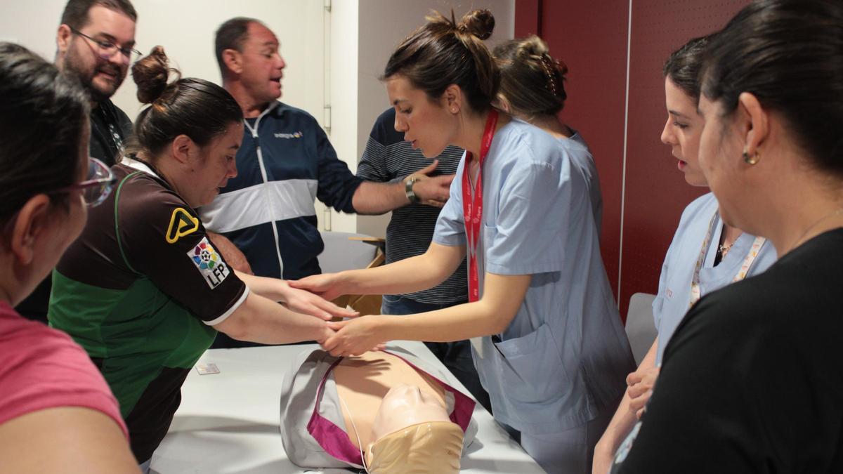 Talleres de reanimación cardiopulmonar o de higiene sanitaria en el Hospital del Vinalopó, esta mañana