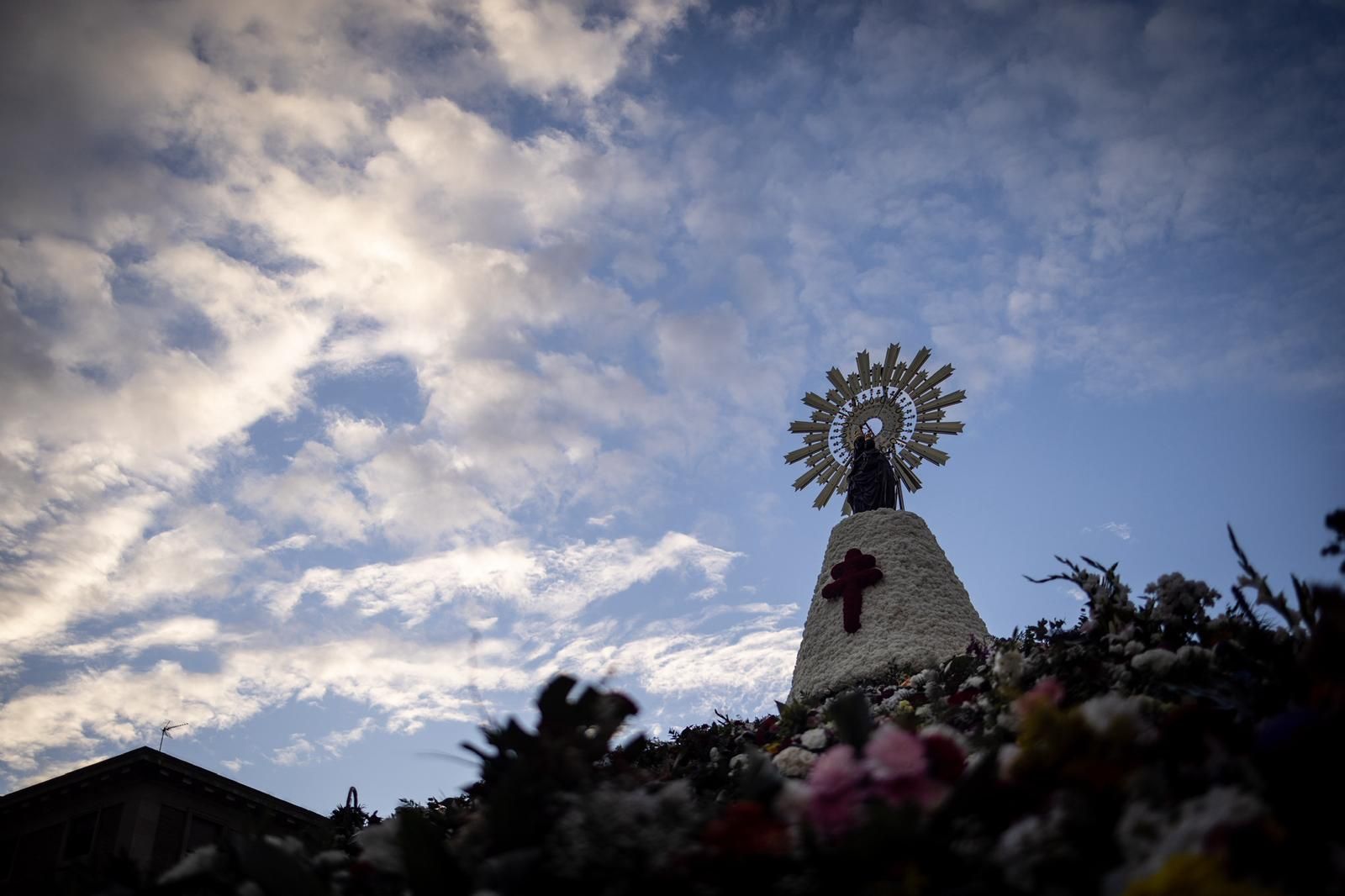 En imágenes | Zaragoza vive su día grande con la Ofrenda de Flores a la Virgen del Pilar