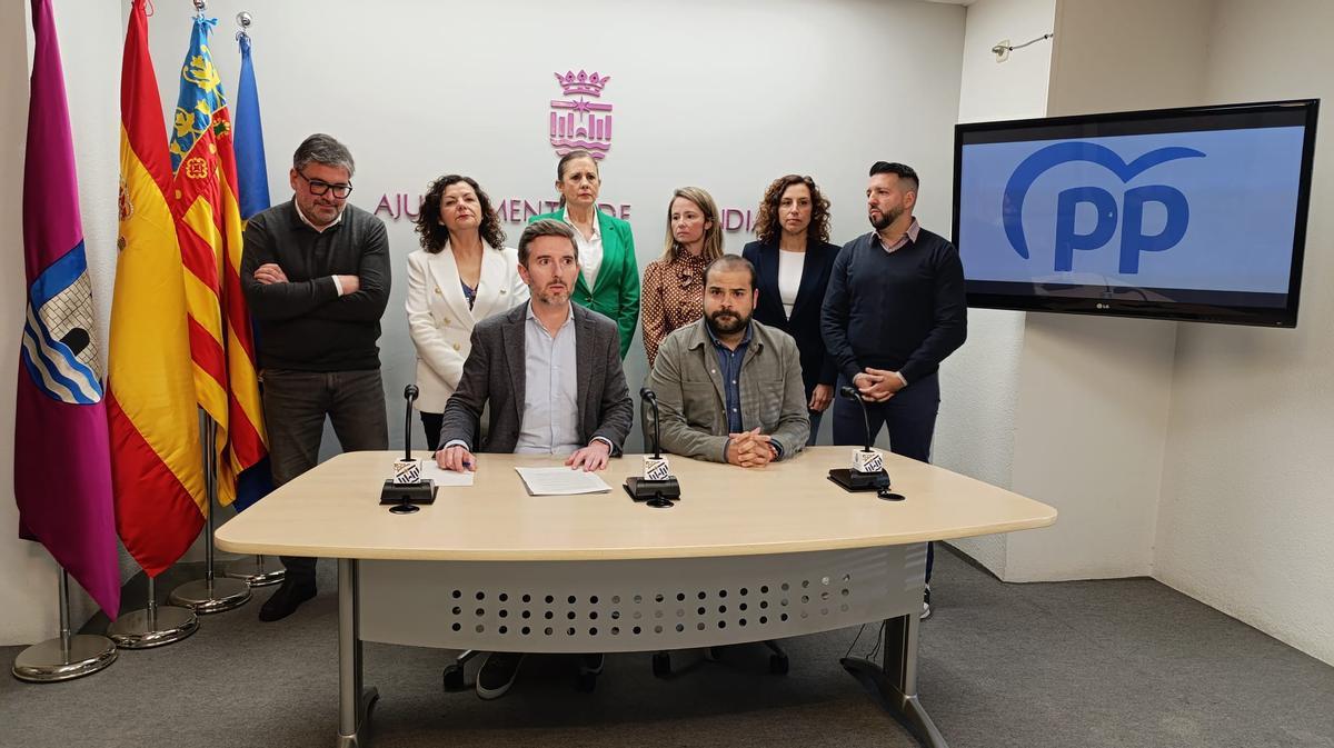 Los ediles y edilas del PP, durante su comparecencia