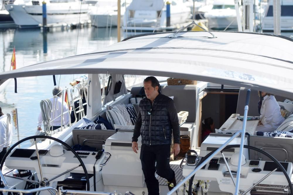 El rey emérito pudo por fin salir a navegar en una jornada primaveral marcada por el calor y el buen humor