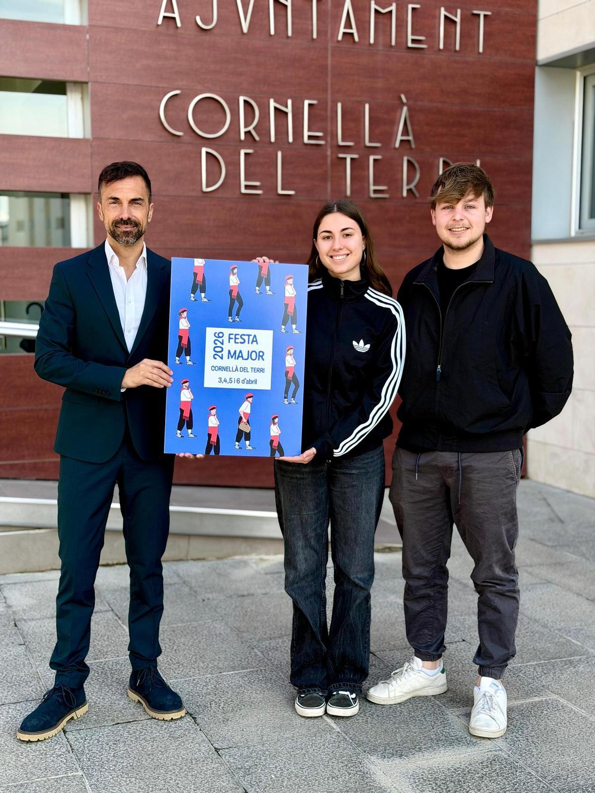D'esquerra a dreta, l'alcalde de Cornellà del Terri, Salvador Coll; l'autora del cartell, Estel Collado; i el regidor de Cultura, Pau Padrosa.