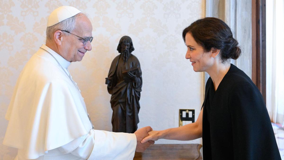 La visita de Ayuso al papa, en directo: la presidenta madrileña se  encuentra con León XIV en el Vaticano y le entrega la Medalla Internacional  de la Comunidad