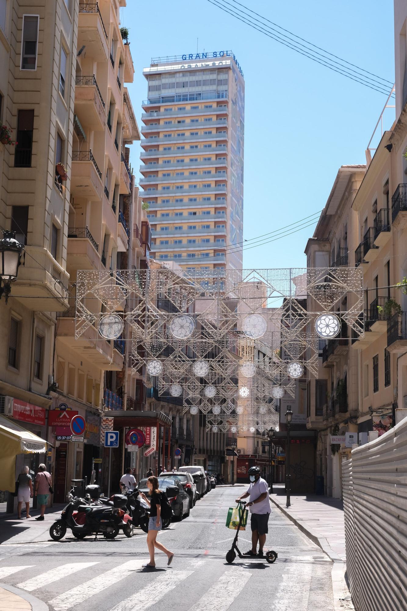 Instalan los arcos de Hogueras en el centro de Alicante