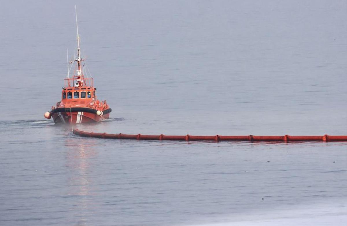 Un momento de la instalación de la barrera flotante de El Tarajal, el pasado 1 de agosto.