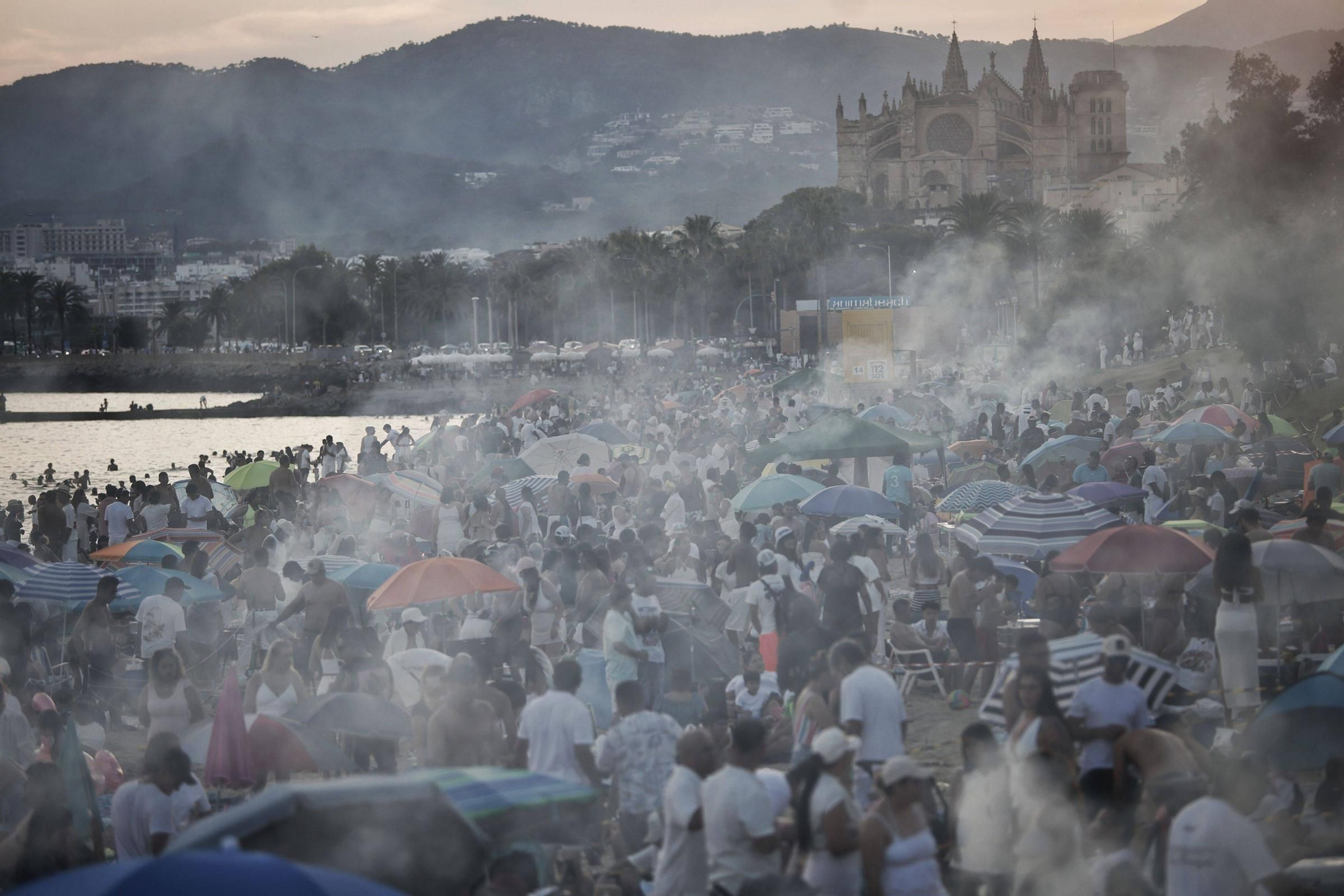Palma disfruta de su noche más mágica del año con Sant Joan