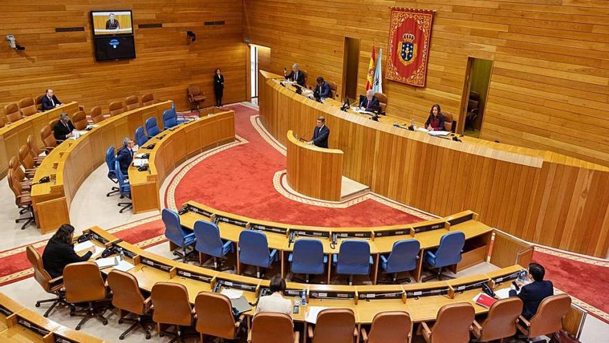 Reunión de la Diputación Permanente del Parlamento gallego, Feijóo ante un hemiciclo semivacío.