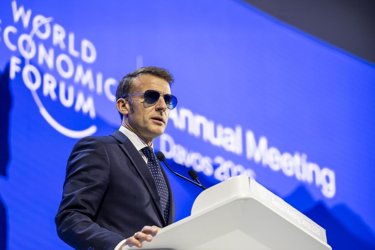 El presidente de Francia, Emmanuel Macron, en el Foro de Davos con gafas de sol estilo aviador.