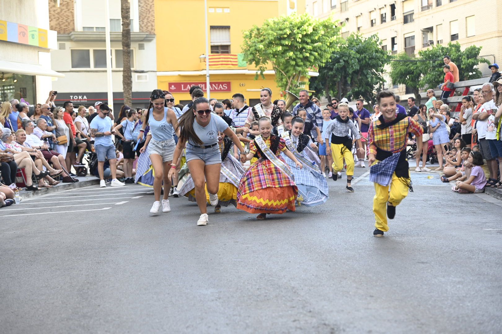 Las mejores imágenes del desfile y la entrada del toro por Sant Pere en el Grau