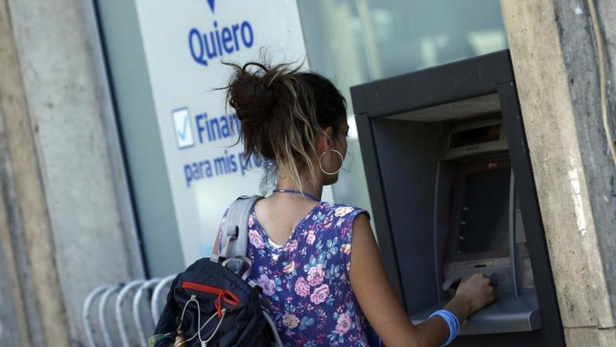 La cantidad de efectivo que &quot;dispara las alarmas&quot; de Hacienda si la ingresas en el banco