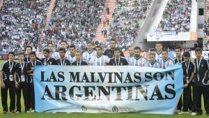 La plantilla de la selección Argentina muestra una pancarta en apoyo a la reclamación de su país de las islas Malvinas antes del juego amistoso llevado a cabo el 7 de junio de 2014, ante el equipo de Eslovenia, en el estadio Único, en La Plata (Argentina). 