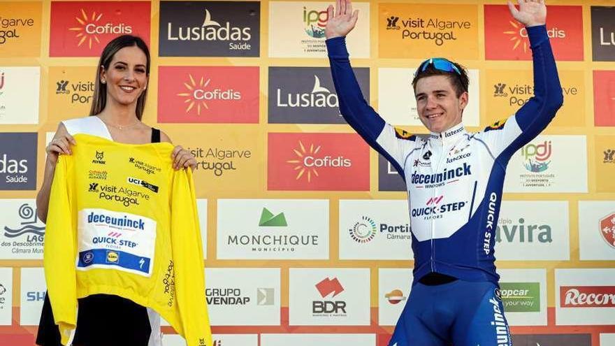 Evenepoel celebra su victoria en la Vuelta al Algarve. // Efe