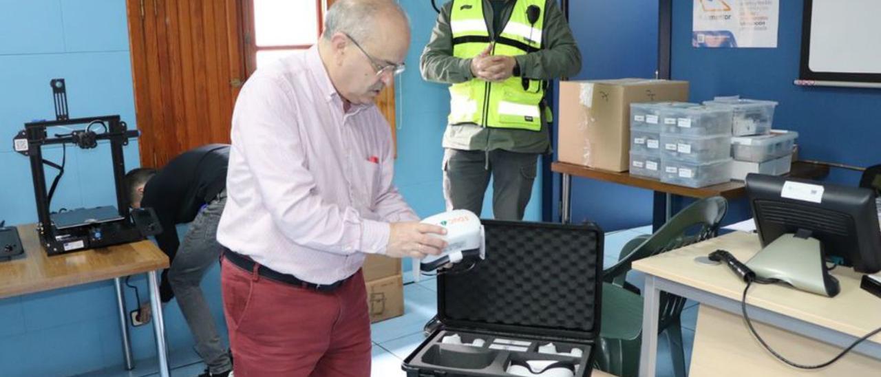 El alcalde supervisando el nuevo material.  | //  FDV