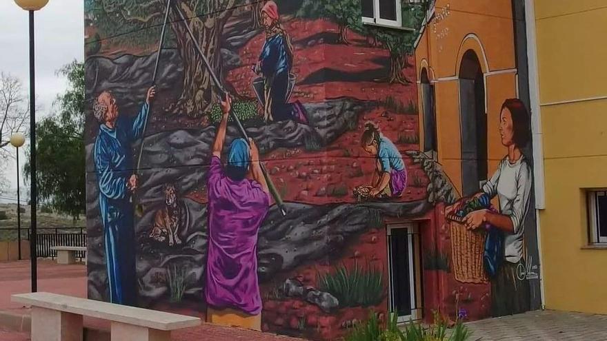 Un mural decorativo homenajea los olivos milenarios del Rincón de los Carranzas de Lorca