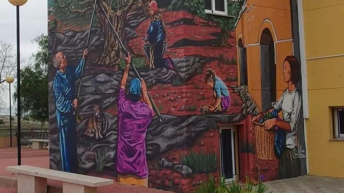 Mural decorativo con el que se homenajea a sus olivos milenarios.
