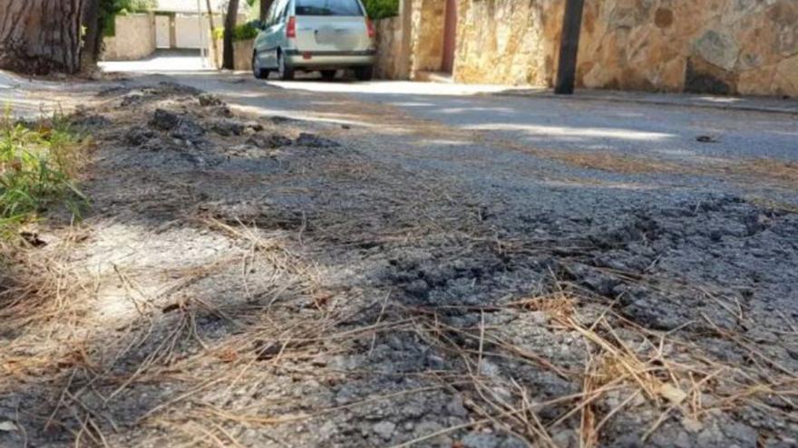 Els veïns de Lloret de Dalt reclamen l’asfaltatge dels trams pendents