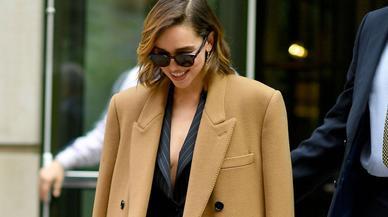 La lección (doble) de Emilia Clarke sobre cómo llevar con estilo un abrigo 'oversized'
