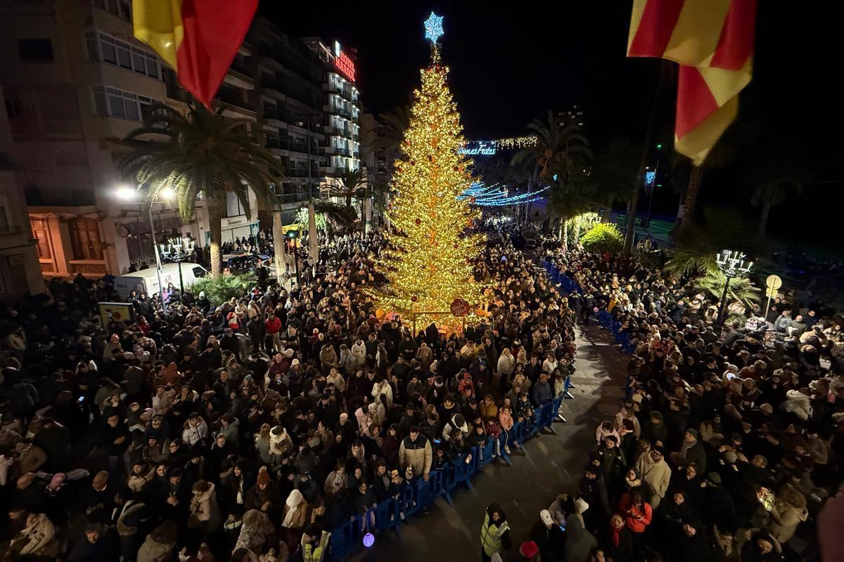 Imatge de la plaça de l'Ajuntament de Lloret de Mar plena de gent